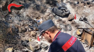 Montegiorgio - Brucia pneumatici, mobili e rifiuti di plastica: denunciato